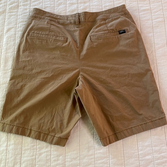 Hollister Men's Classic Tan Flat Front Shorts 32W 9 inch inseam - Picture 3 of 4